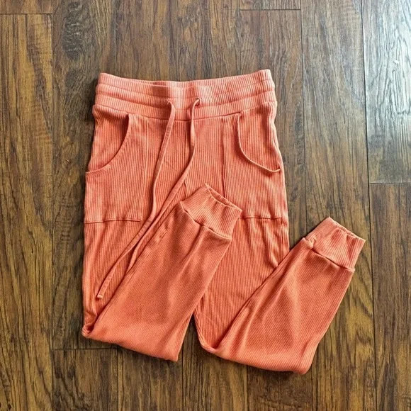 REVOLVE- The range | Ribbed Terracotta Jogger | size medium - Picture 2 of 7